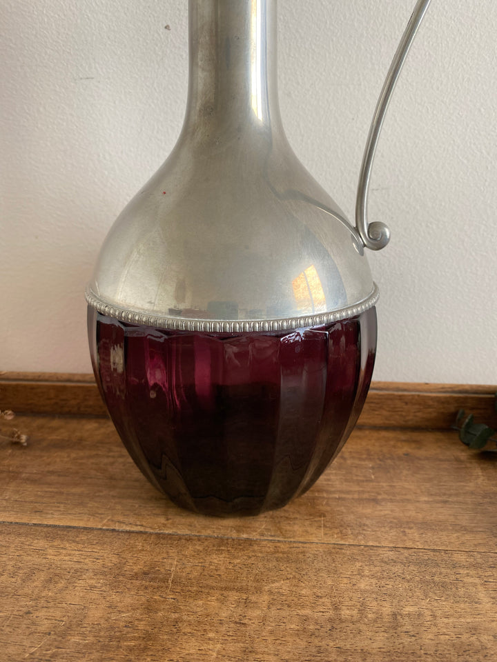 Aiguière en métal argenté et verre violette