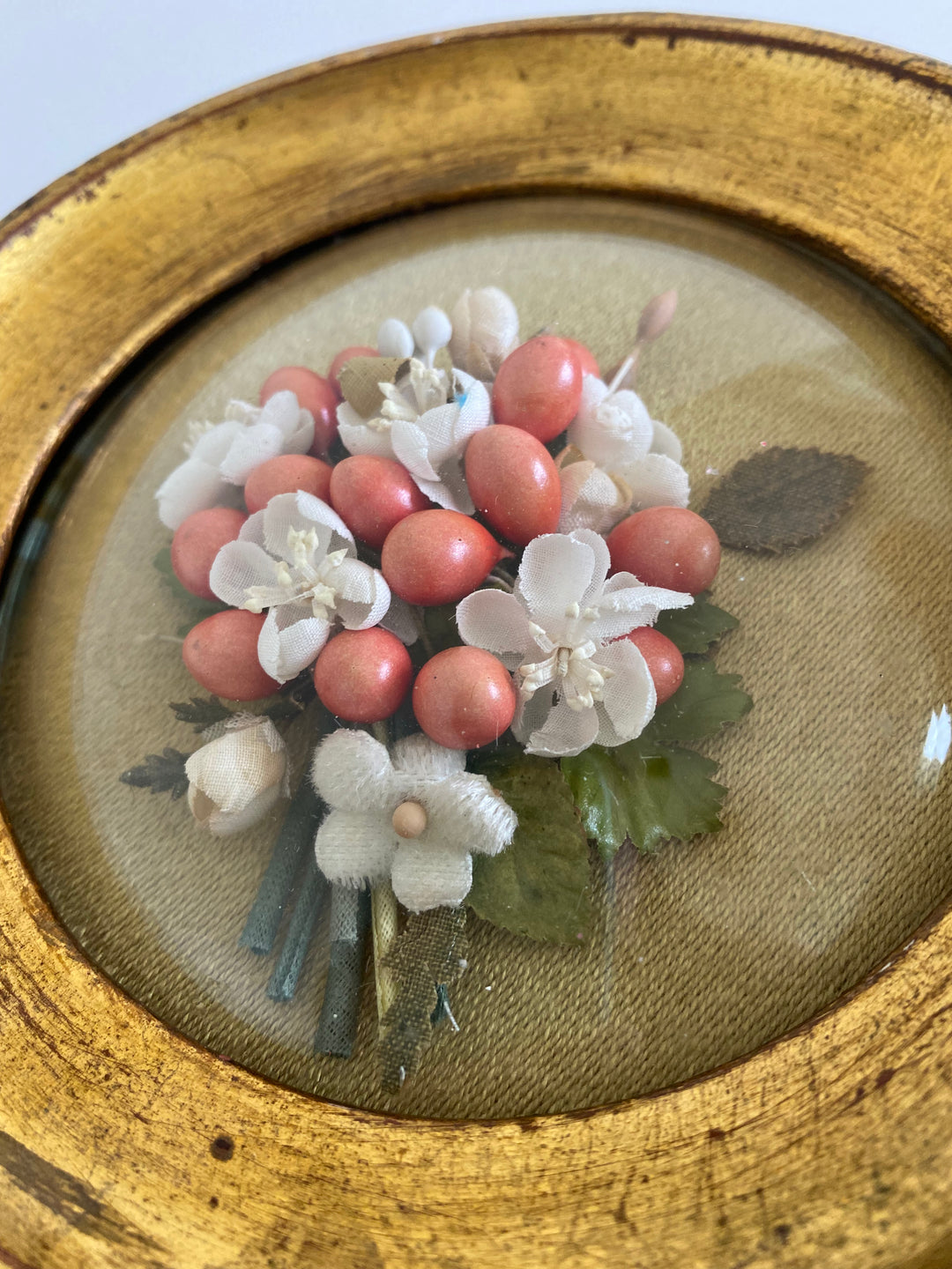 Fleurs en tissu sous cadre bombé