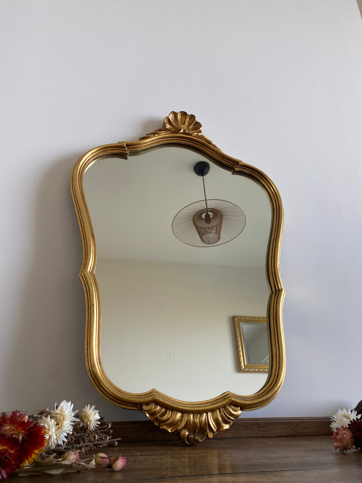 Miroir en bois doré fronton coquillage