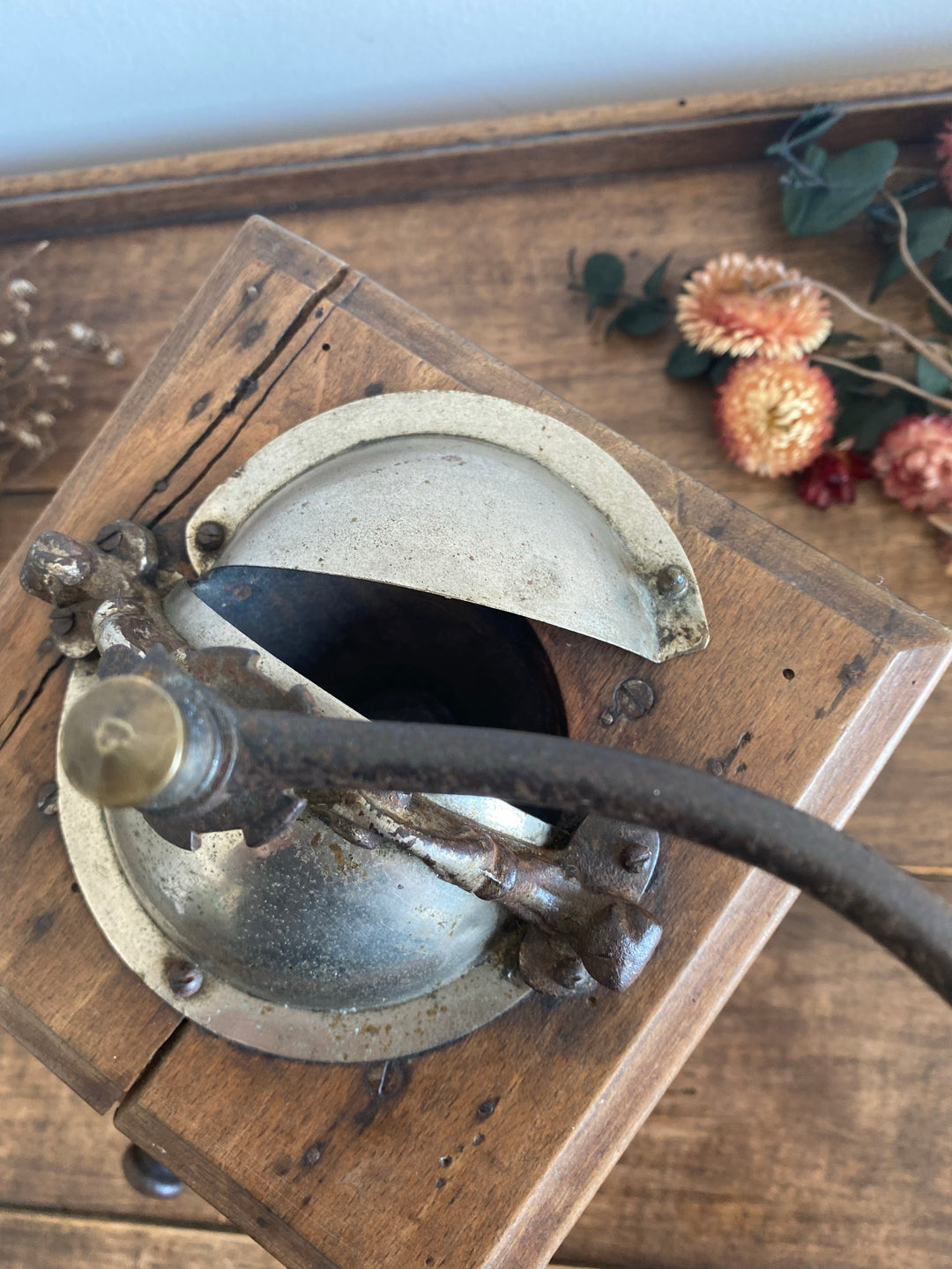 Moulin à café en bois travaillé et métal laqué