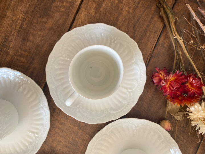 Tasses à café en porcelaine de limoges moulures blanches