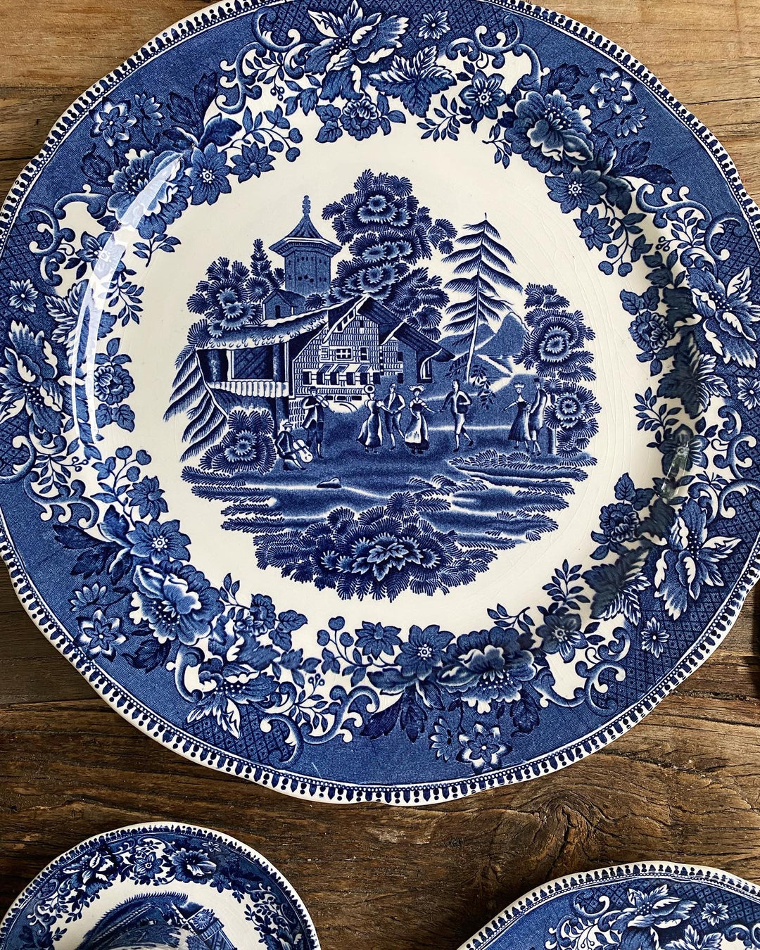 Service complet d'assiettes anglaises. Collection ‘Avon Cottage’ par Enoch Wedgwood