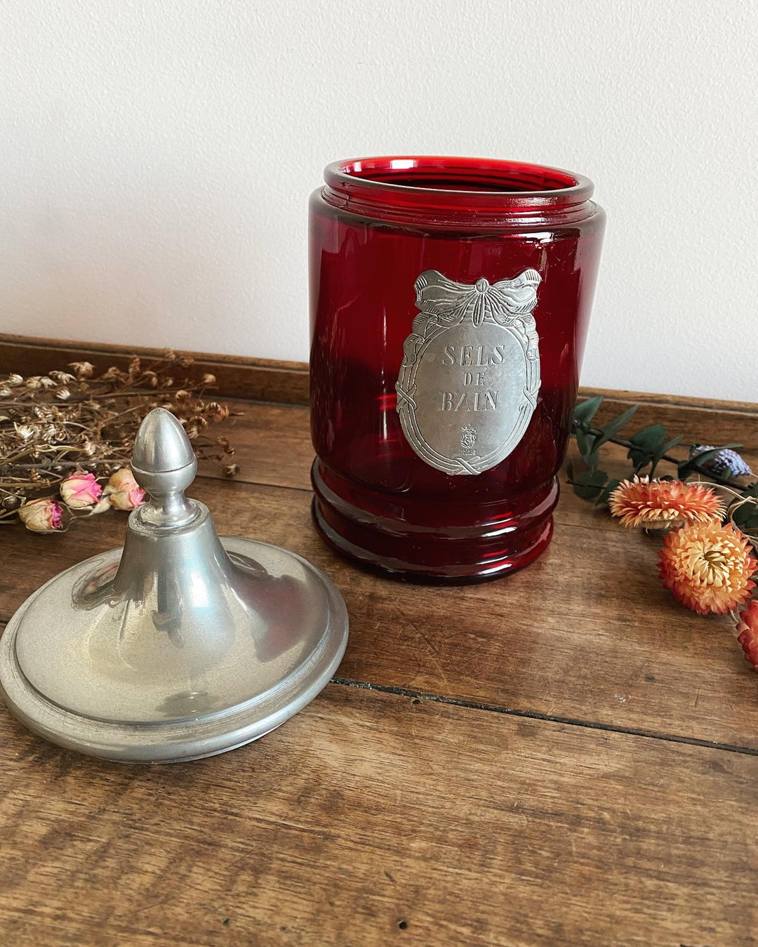 Pot à sels de bain en verre rouge et étain