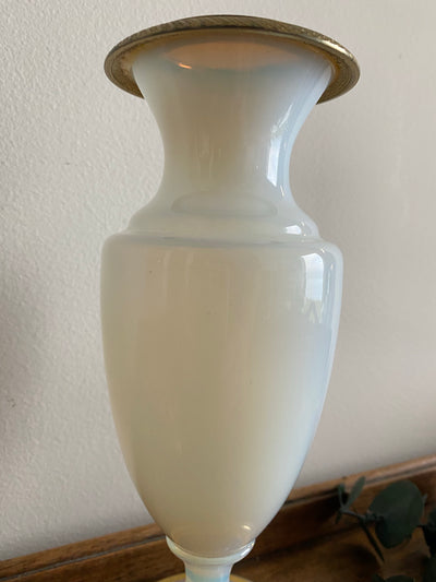 Vase en opaline blanche