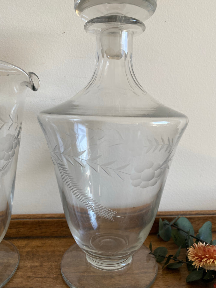 Carafe et pichet en verre travaillé assortis