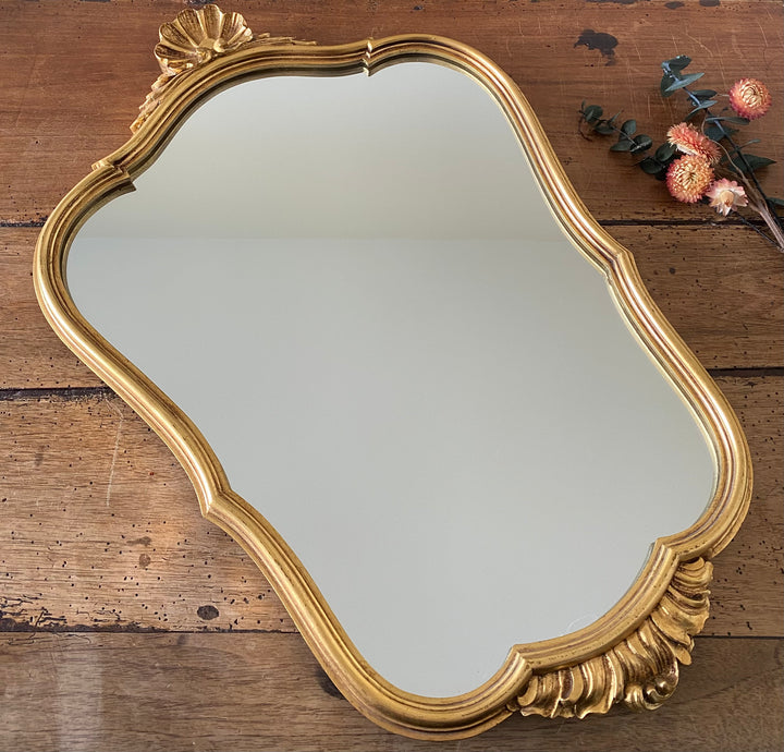 Miroir en bois doré fronton coquillage