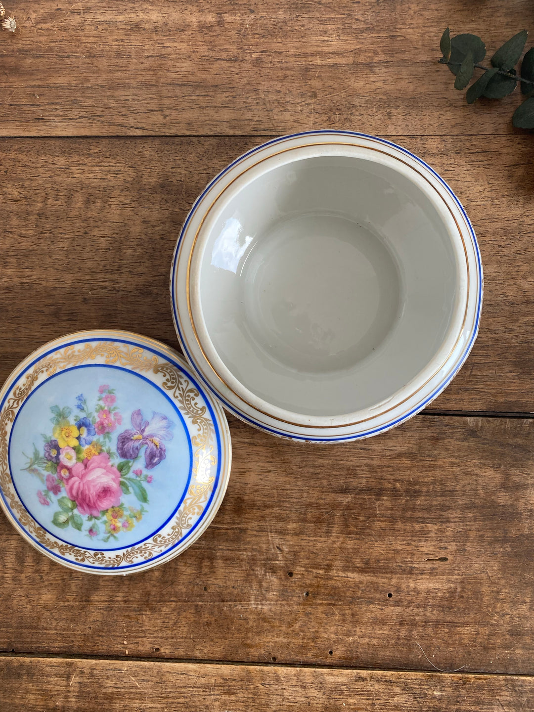 Bonbonnière blanche et bleu et dessin fleurs Limoges