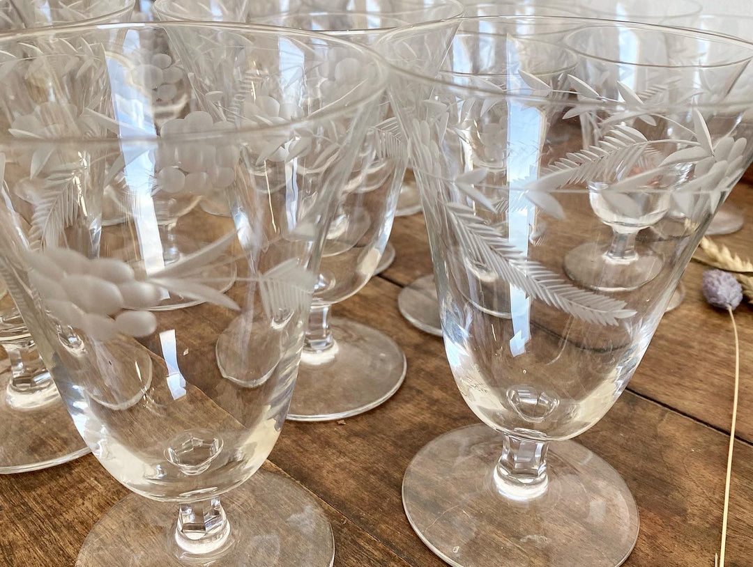 Verres anciens à pied gravés d’une frise florale