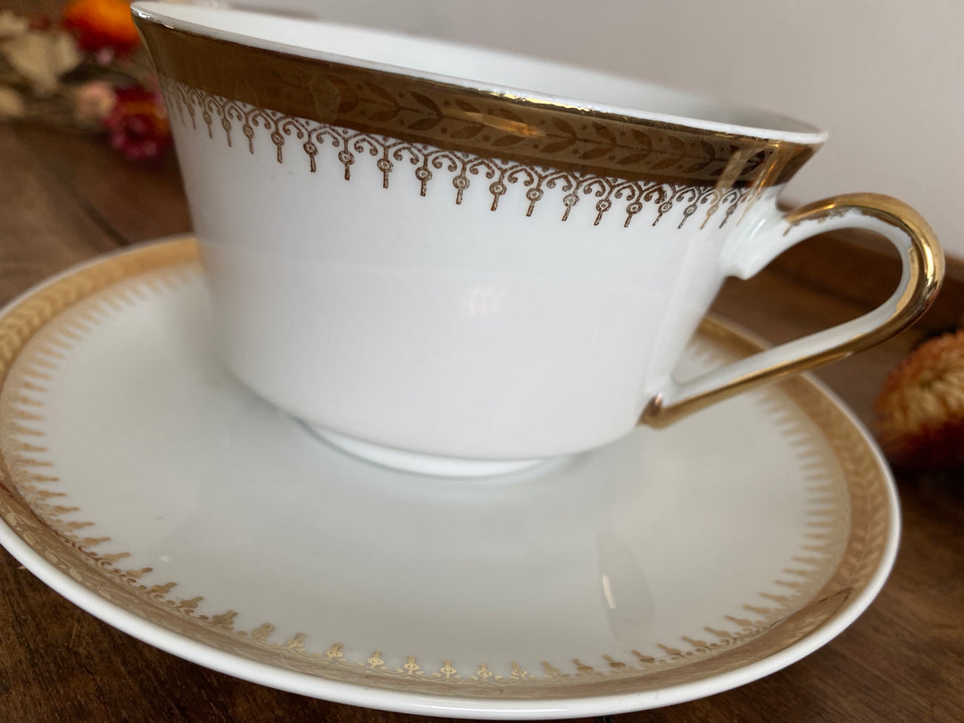 Tasse et soucoupe porcelaine blanche et galon doré