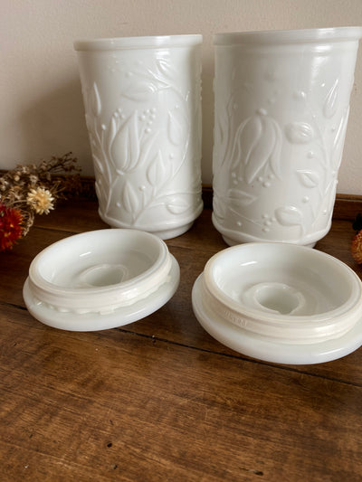 Pots en opaline blanche motifs fleurs en relief