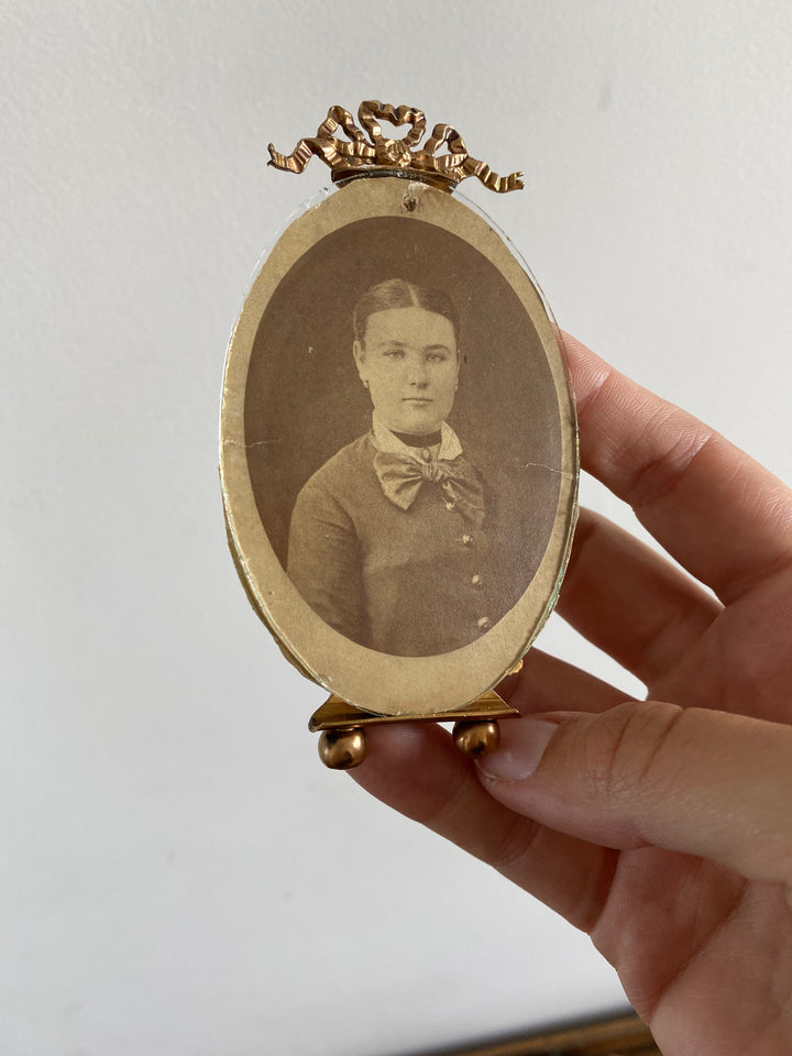 Cadre photo à poser rond fronton noeud doré époque 1900