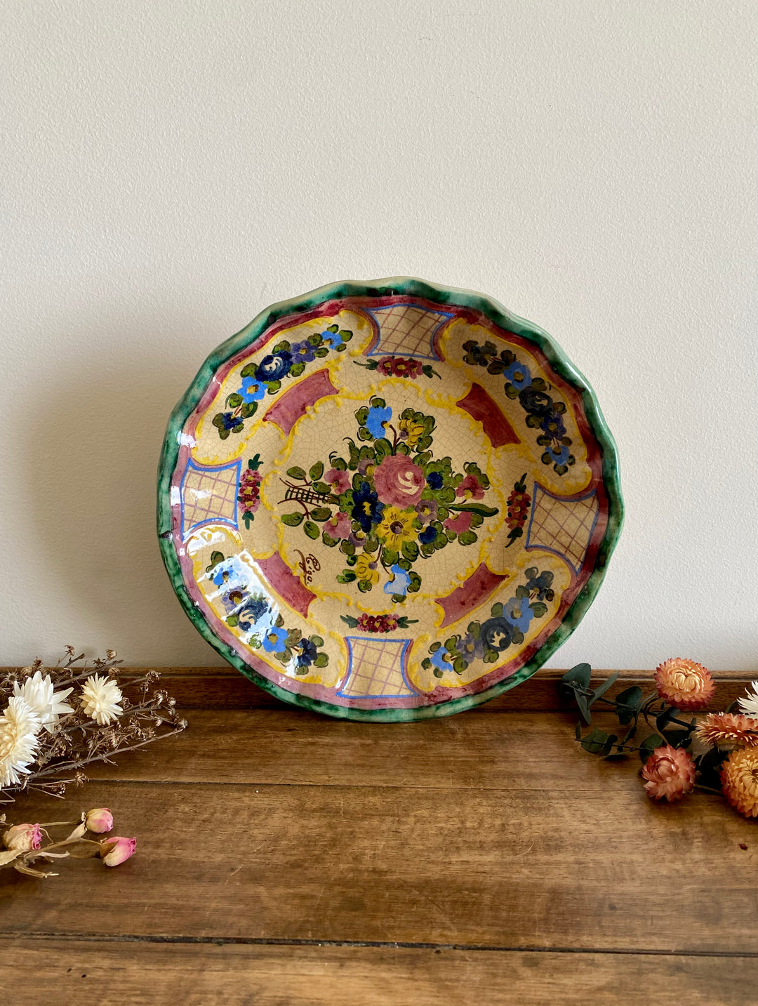 Assiette creuse peinte à la main fond jaune fleurs