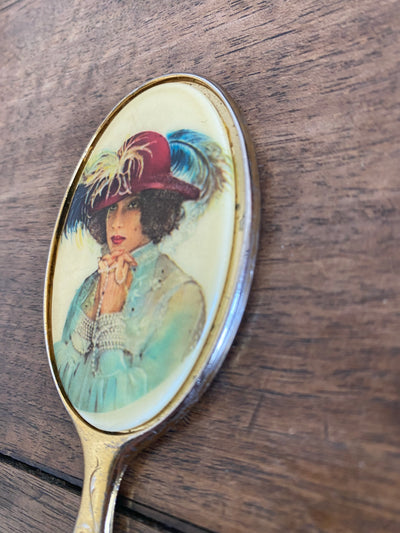 Miroir à main élégante dame et son chapeau