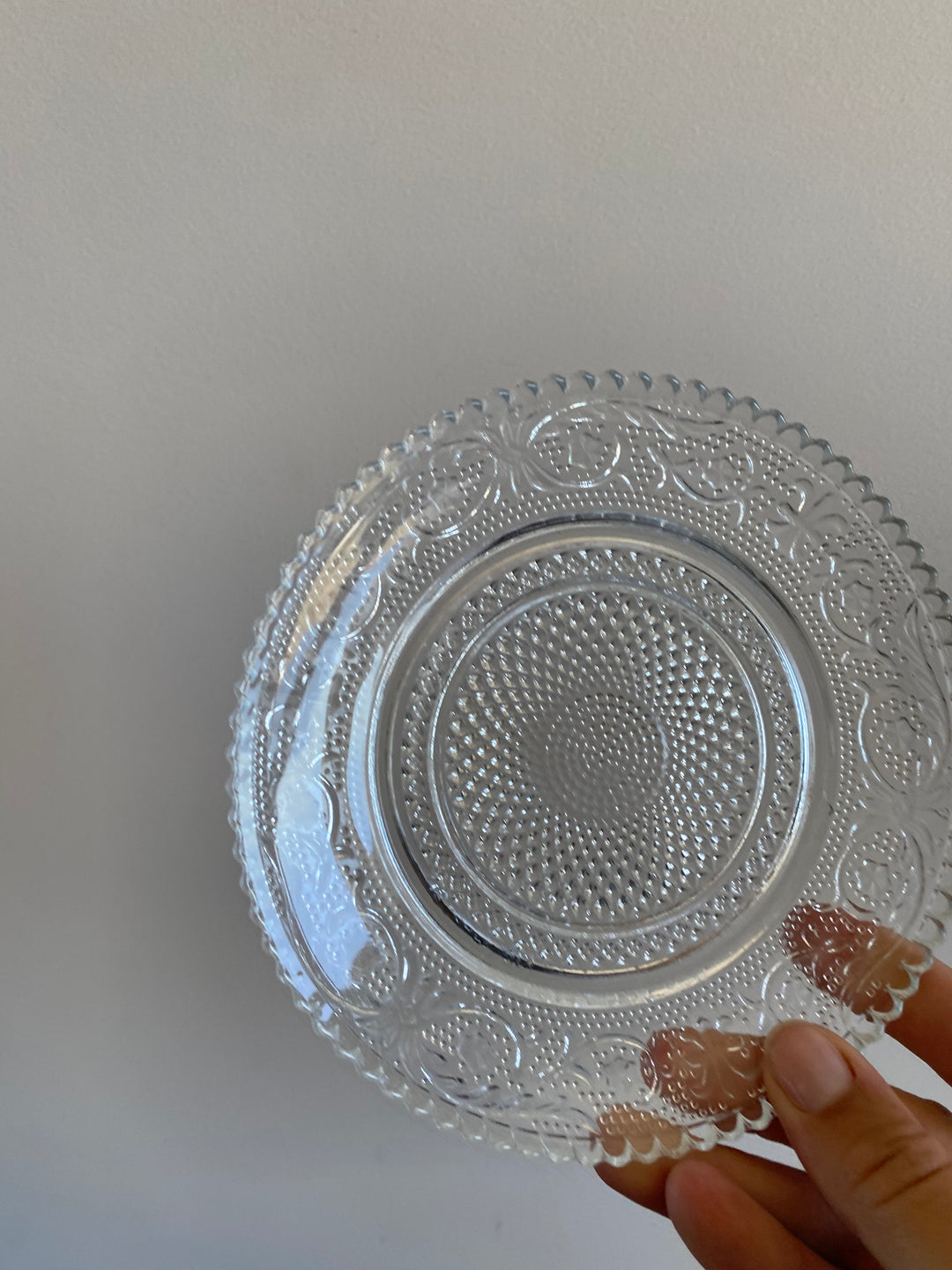 Assiettes à pain en verre travaillé