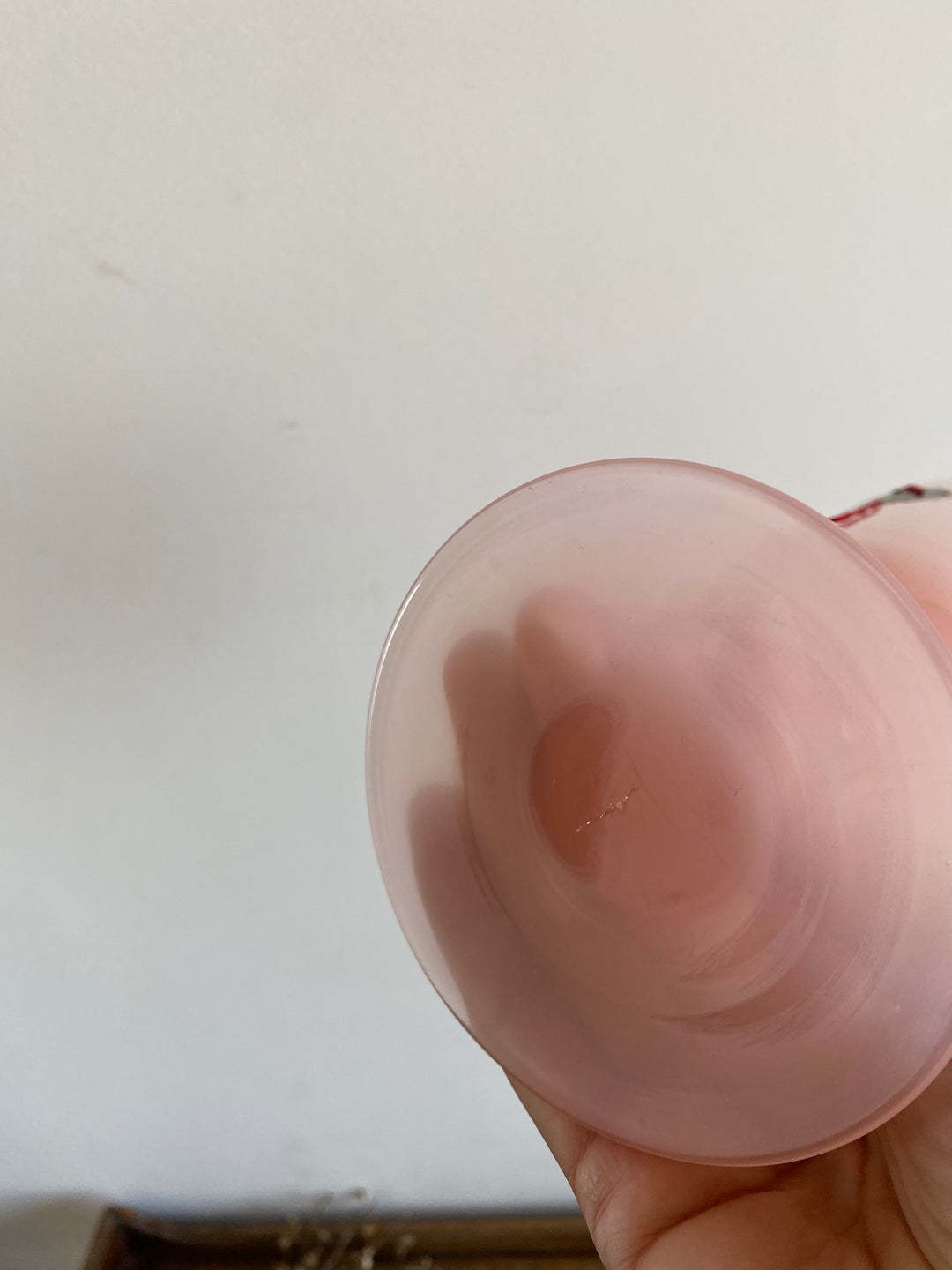 Vase à pied en opaline rose