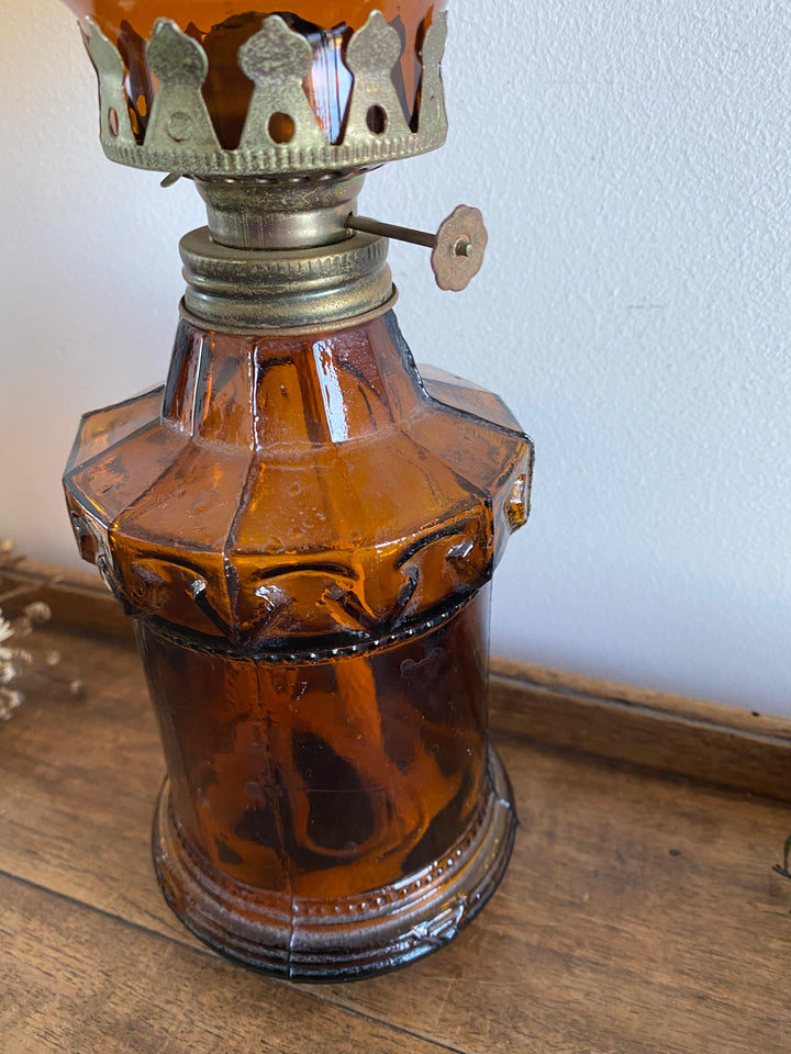 Lampe à pétrole en verre marron fumé