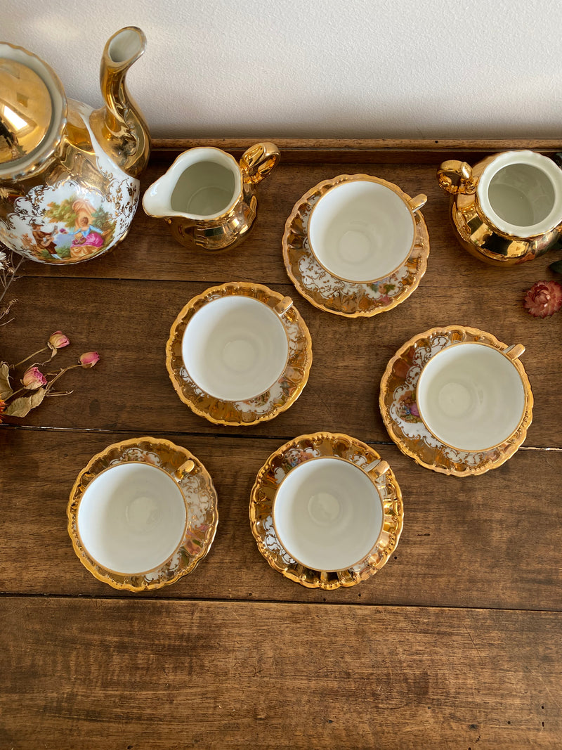 PARTIE DE SERVICE A THE ET A CAFE EN PORCELAINE DE LA FAMILLE ROSE ARMORIEE PARTIE DE SERVICE A THE ET A CAFE EN PORCELAINE DE LA FAMILLE ROSE ARMORIEE