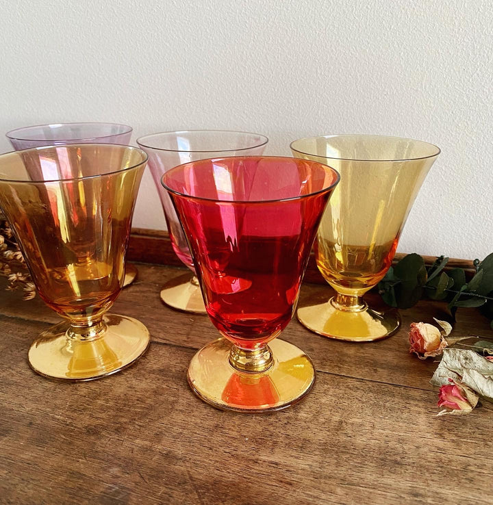 Verres à vin ou à champagne colorés sur pieds dorés