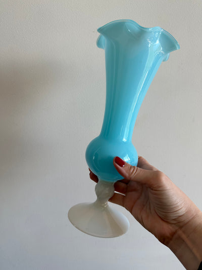 Vase en opaline bleu sur pied blanc
