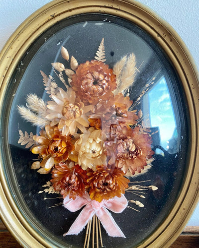 Cadre en verre bombé avec fleurs séchées