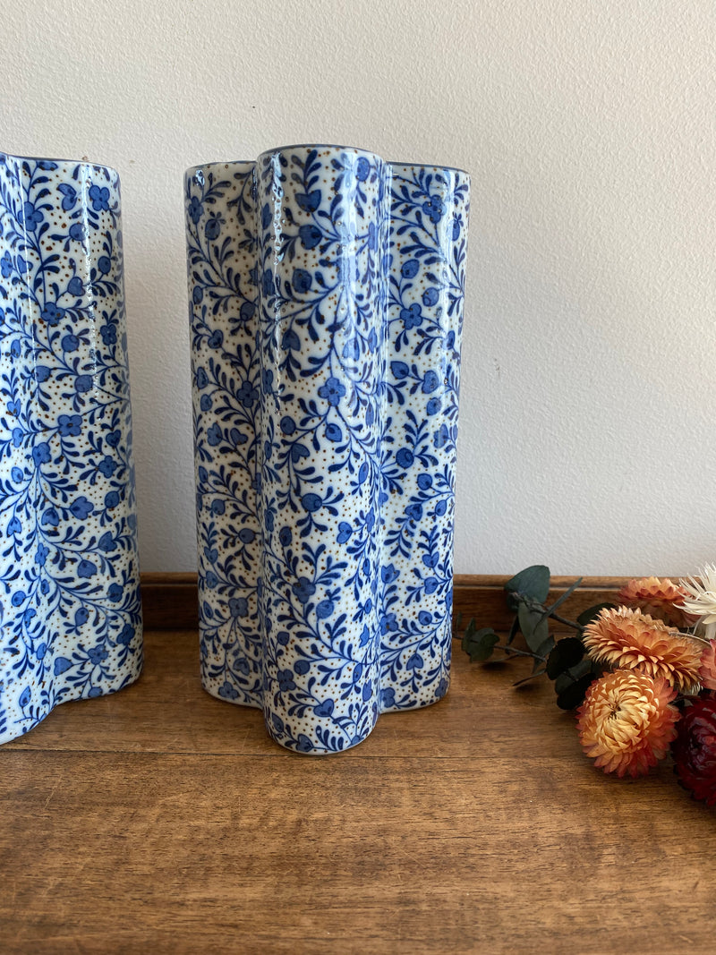 Vases en porcelaine fleuris bleus
