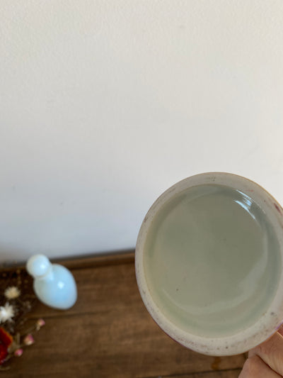 Vase en porcelaine et flacon en opaline blanche