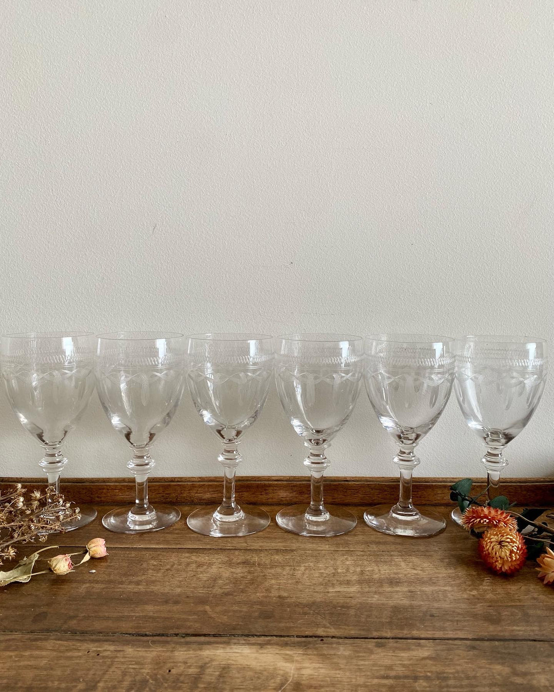 Verres à vin en cristal avec frises décoratives gravées