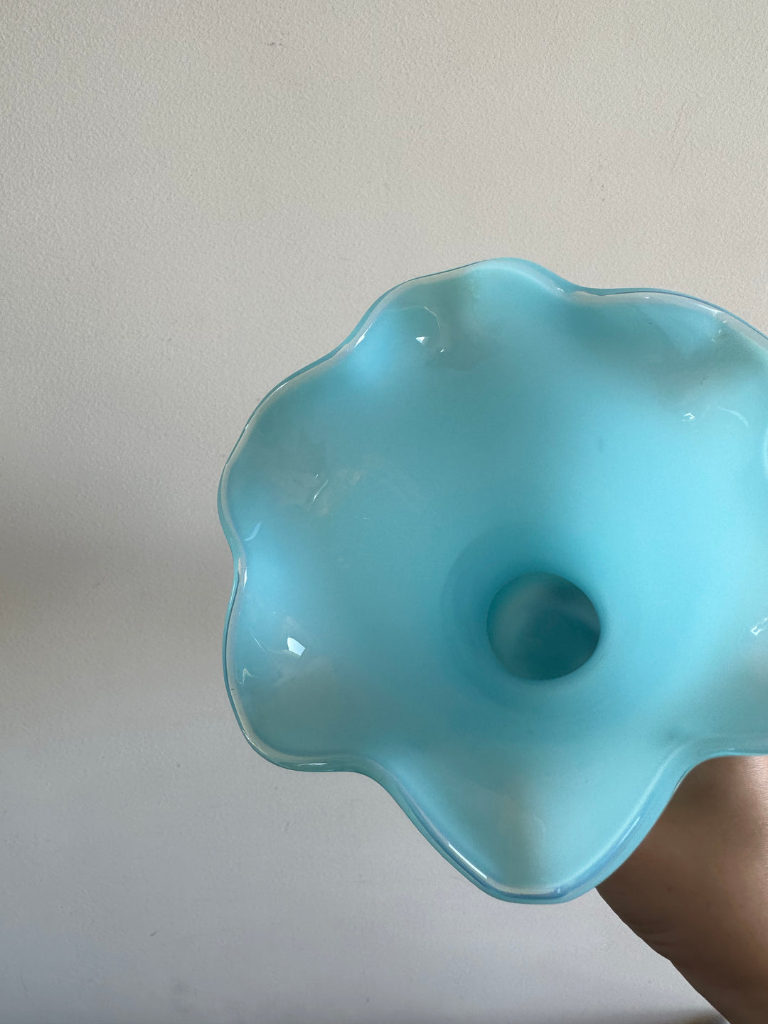 Vase en opaline bleu sur pied blanc