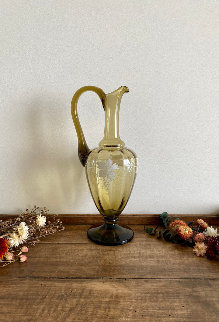 Carafe en verre fumé ornée de fleurs blanches