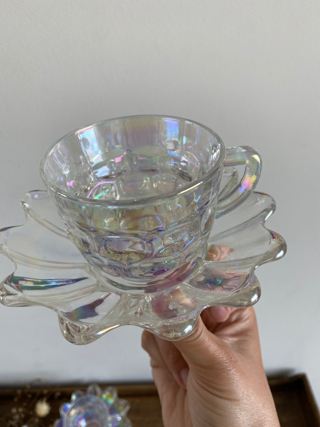 Tasses et soucoupes en verre irisé