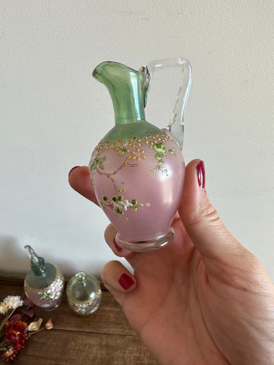 Ensemble en verre rose et vert décoré de petites fleurs peintes à la main verre fumé