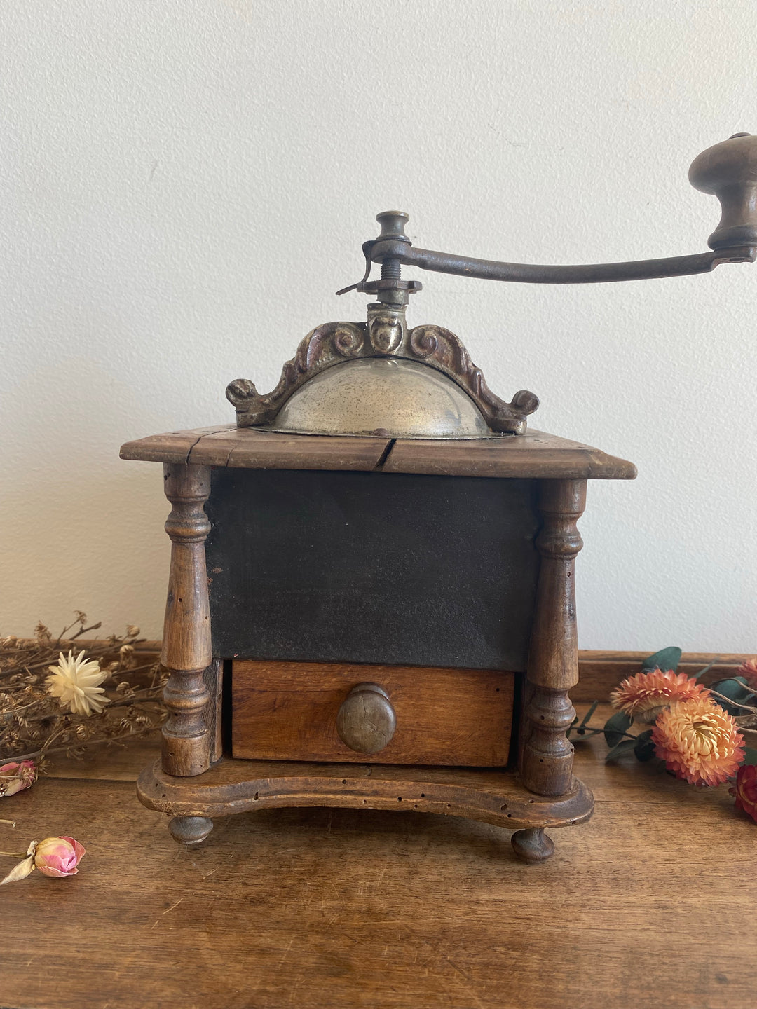 Moulin à café en bois travaillé et métal laqué