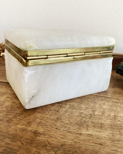 Boîte à bijoux en pierre blanche