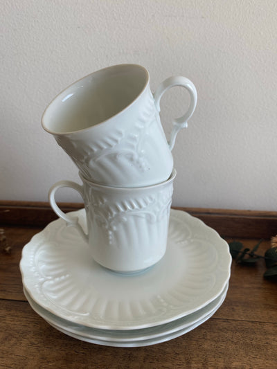 Tasses à café en porcelaine de limoges moulures blanches