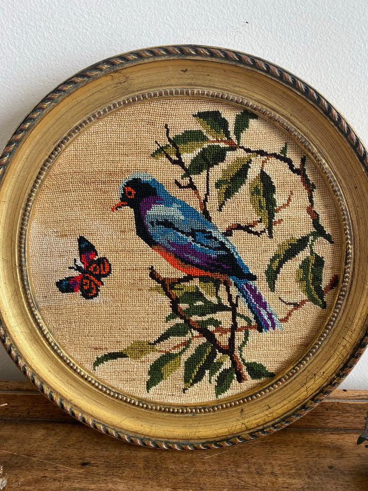 Broderie ronde dorée motifs oiseau et papillon