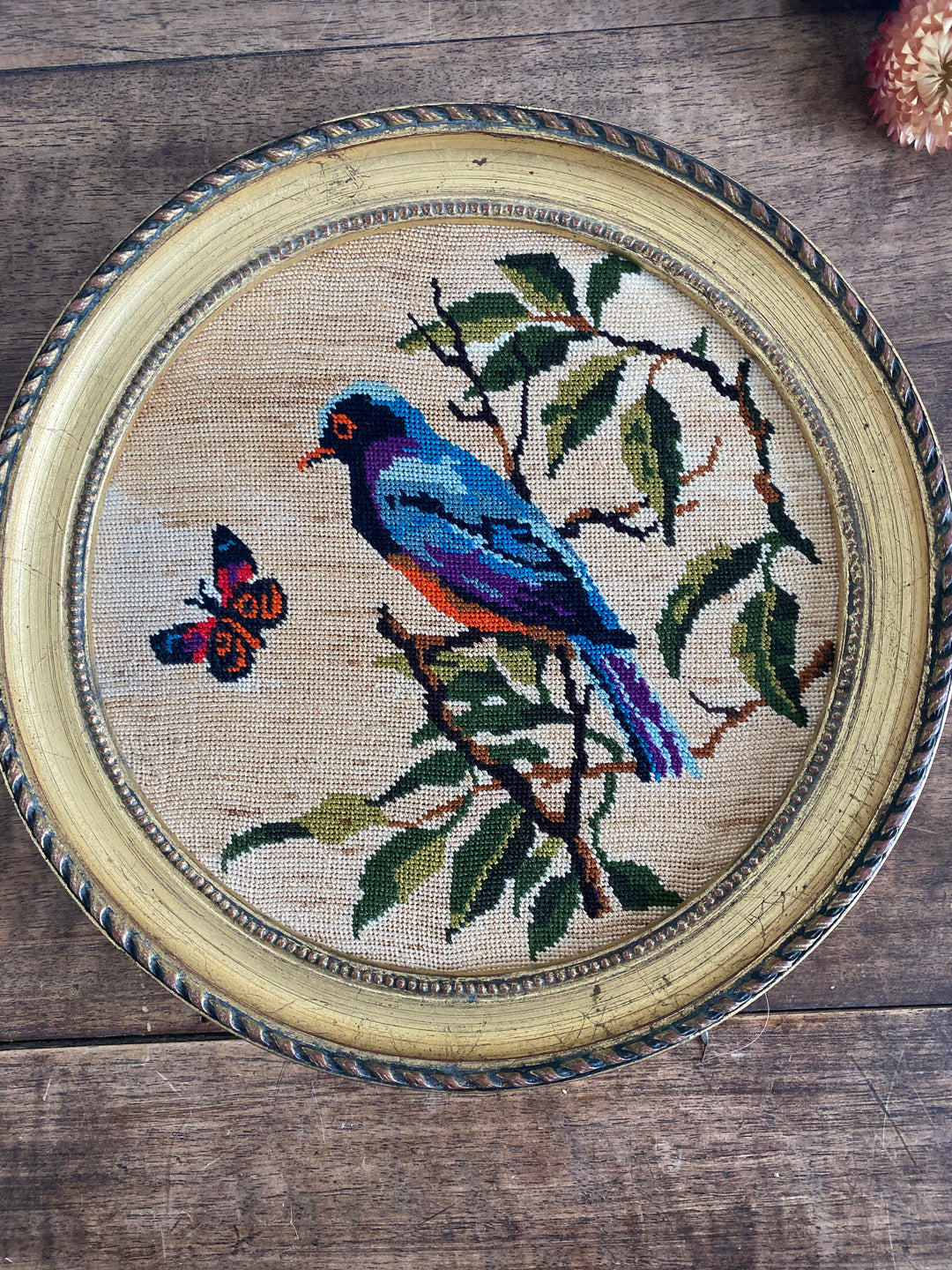 Broderie ronde dorée motifs oiseau et papillon