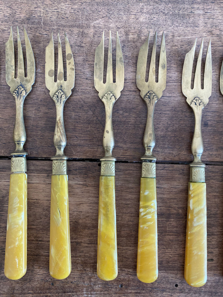 Fourchettes à dessert en bakélite jaune