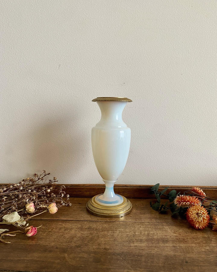 Vase en opaline blanche