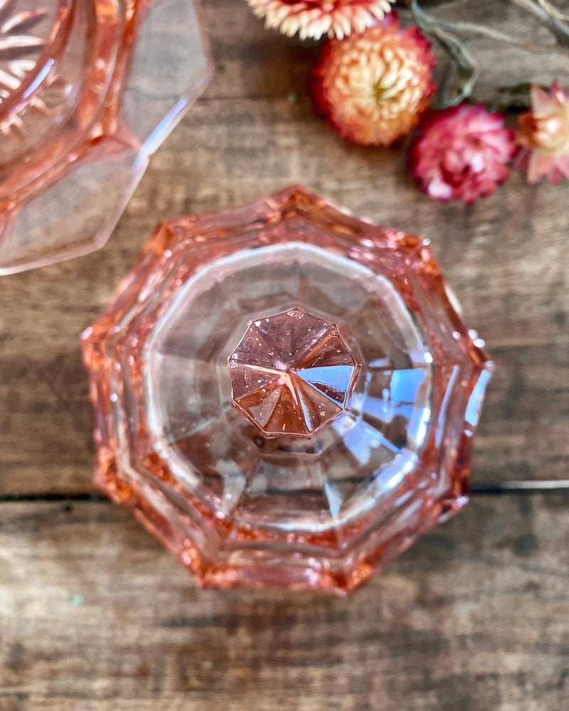 Cloche à beurre vintage en verre moulé rose