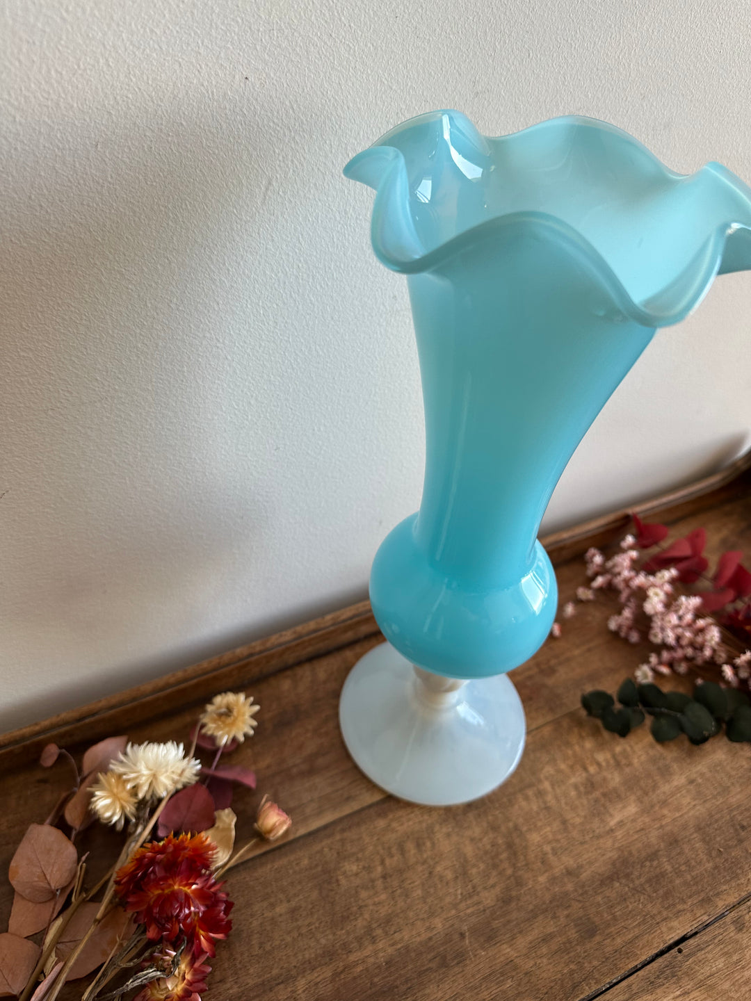 Vase en opaline bleu sur pied blanc