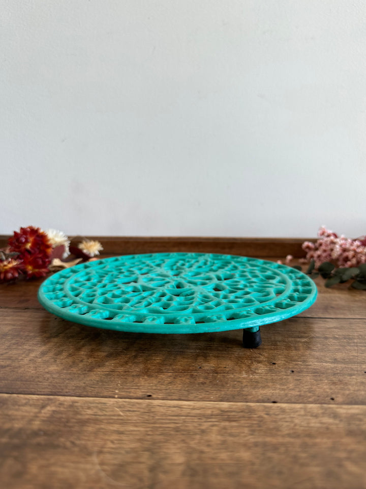 Dessous de plat en fonte peint en vert turquoise