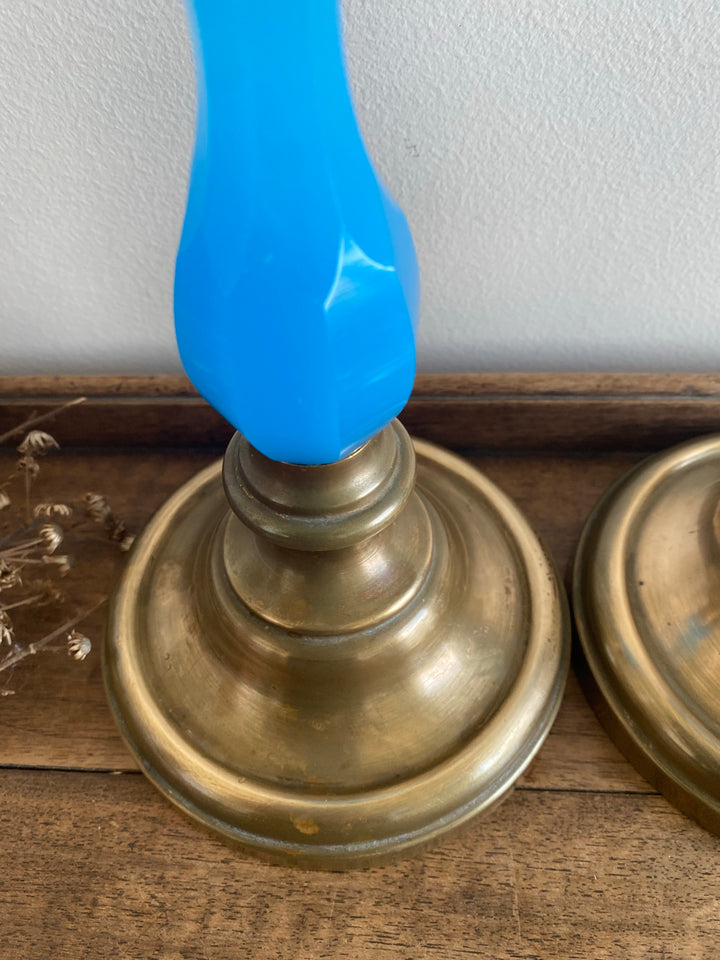 Bougeoirs en laiton avec leur élégant manche bleu en opaline