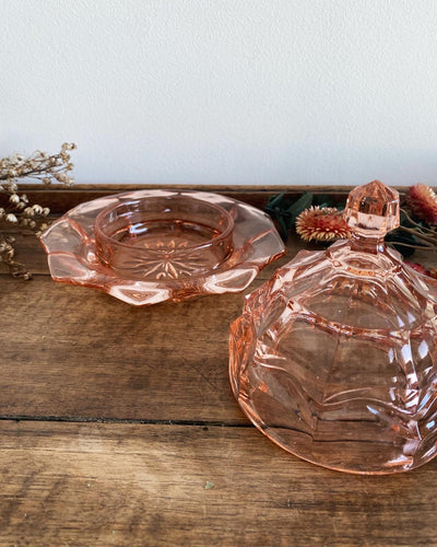 Cloche à beurre vintage en verre moulé rose