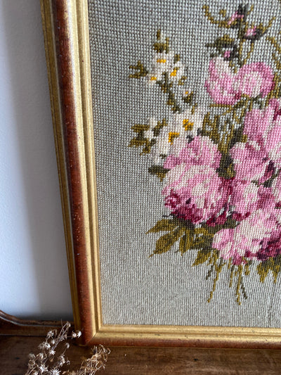 Broderie fleurs encadré doré