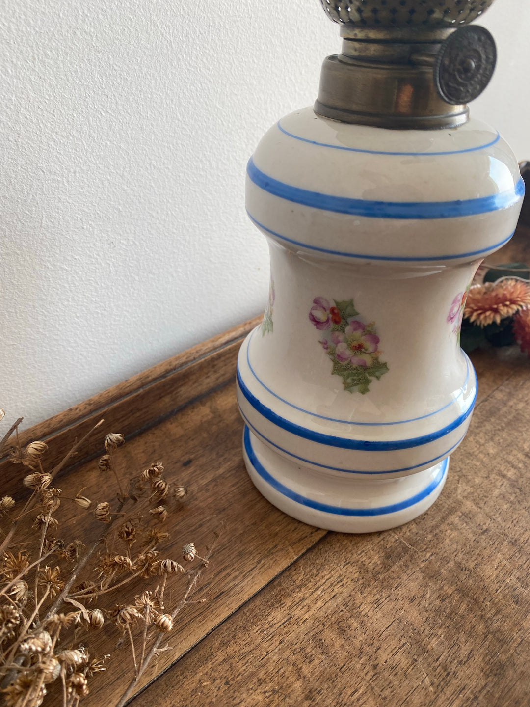 Lampe à pétrole vintage en porcelaine petites fleurs Kosmos