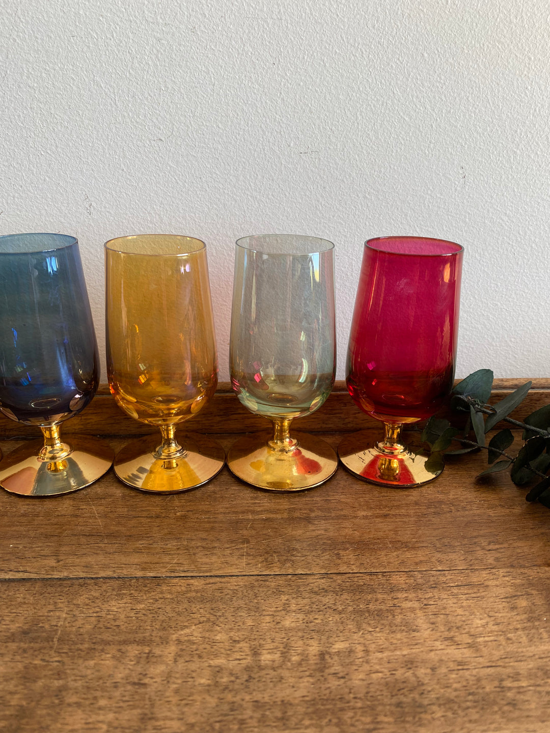 Verres à liqueur colorés pieds dorés