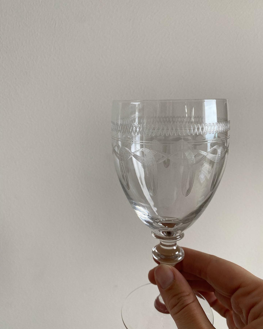 Verres à vin en cristal avec frises décoratives gravées