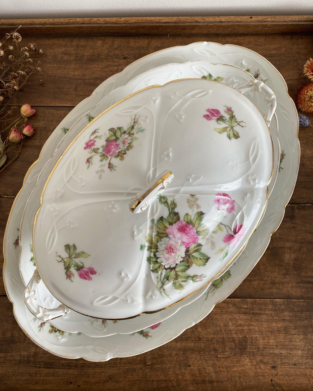 Soupière blanche à fleurs roses et deux plats assortis