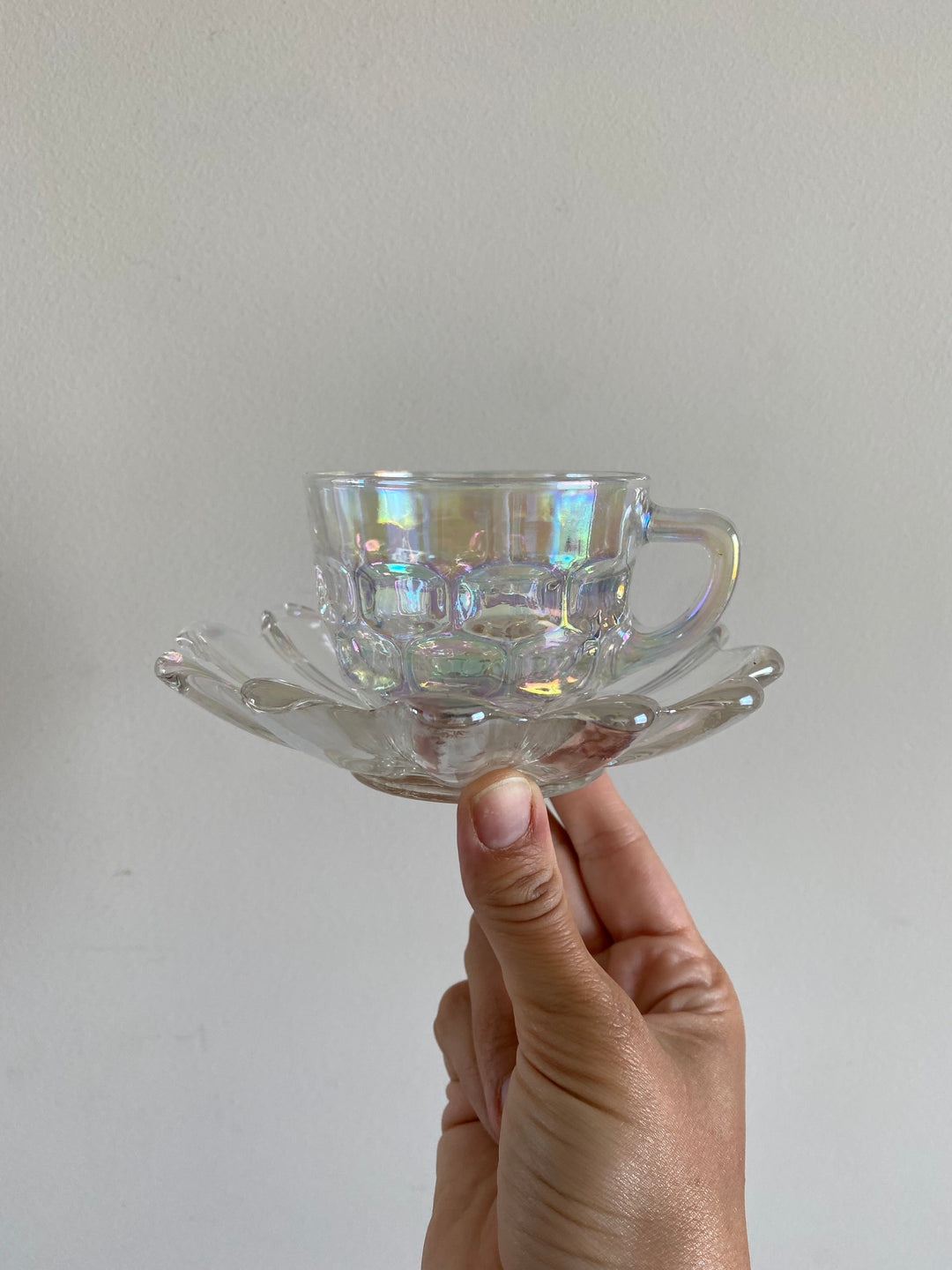 Tasses et soucoupes en verre irisé