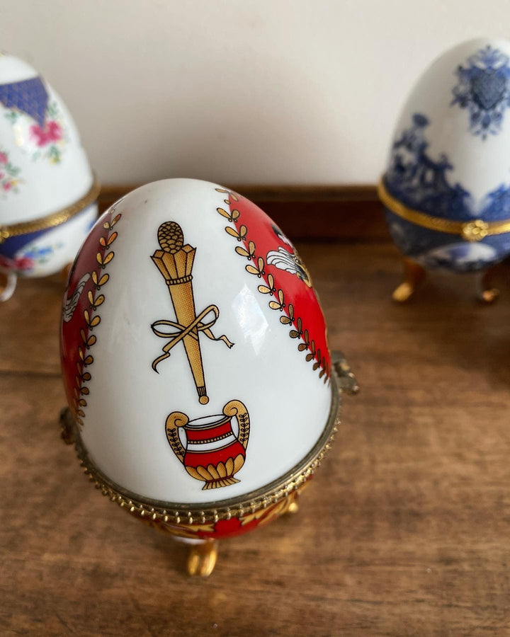 Oeufs en porcelaine style Fabergé